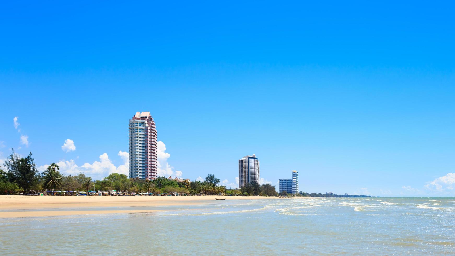 cha-am strand in de buurt van hua hin foto