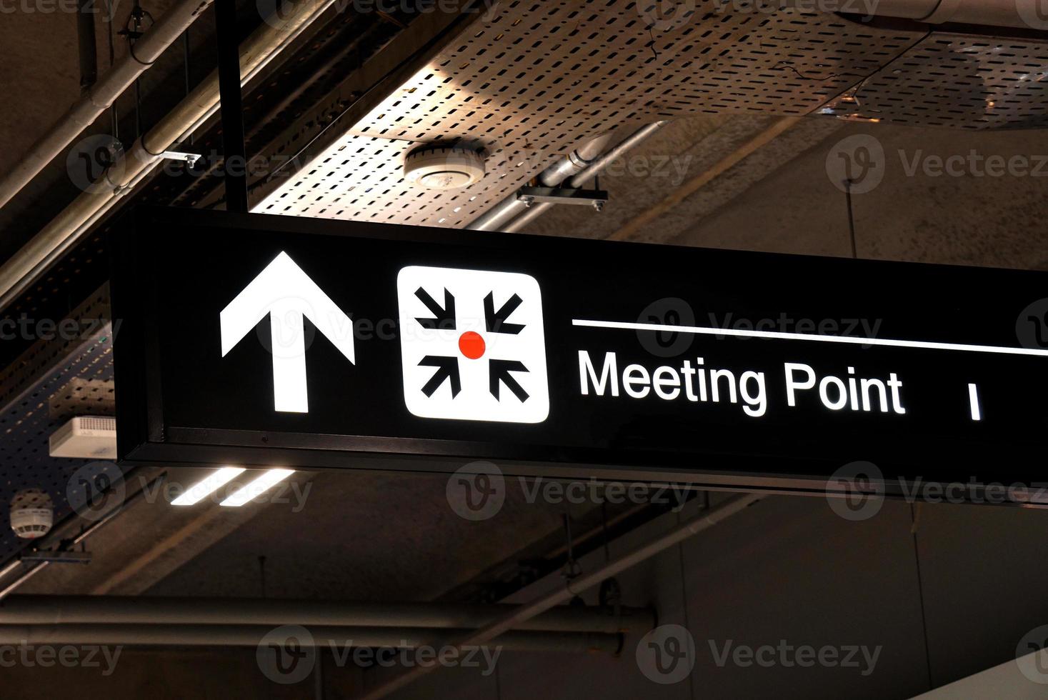 ontmoetingspuntbord op de luchthaven, lichtbord. foto