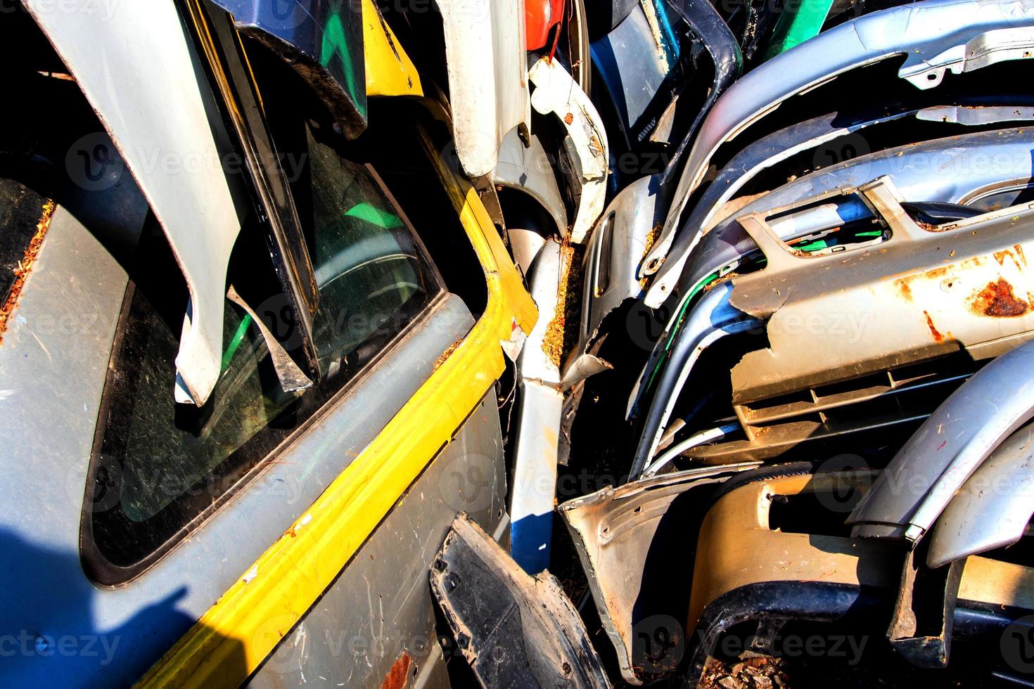 voorraad puin oude delen van auto foto