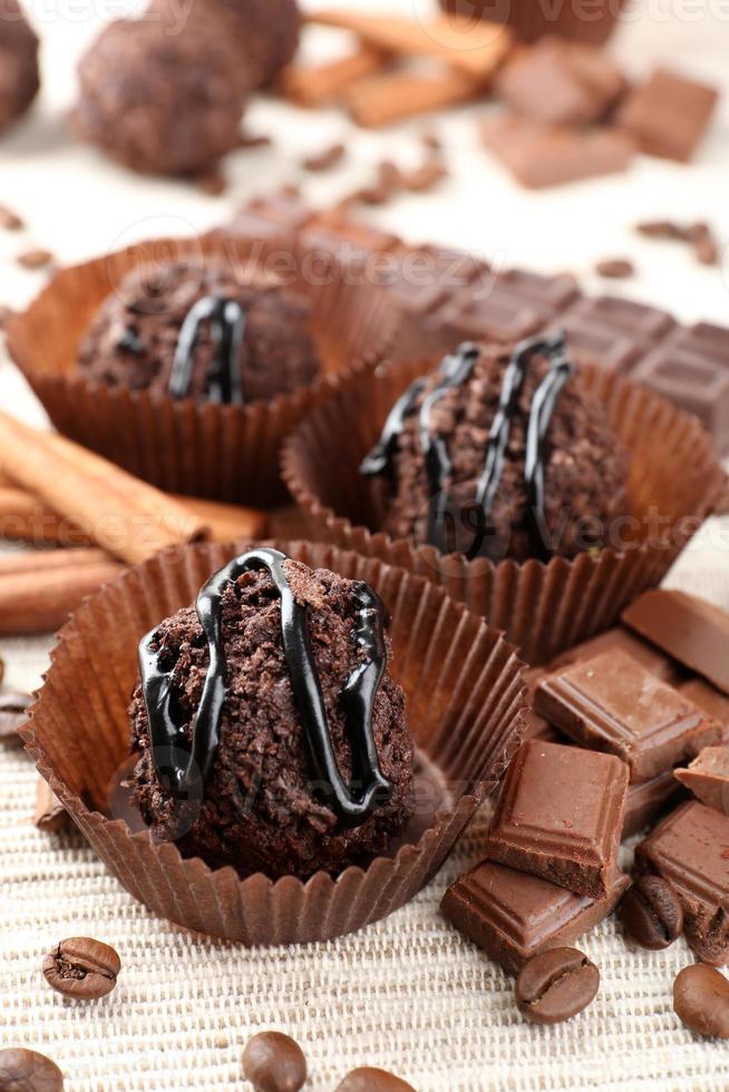 heerlijke chocolaatjes op tafel close-up foto