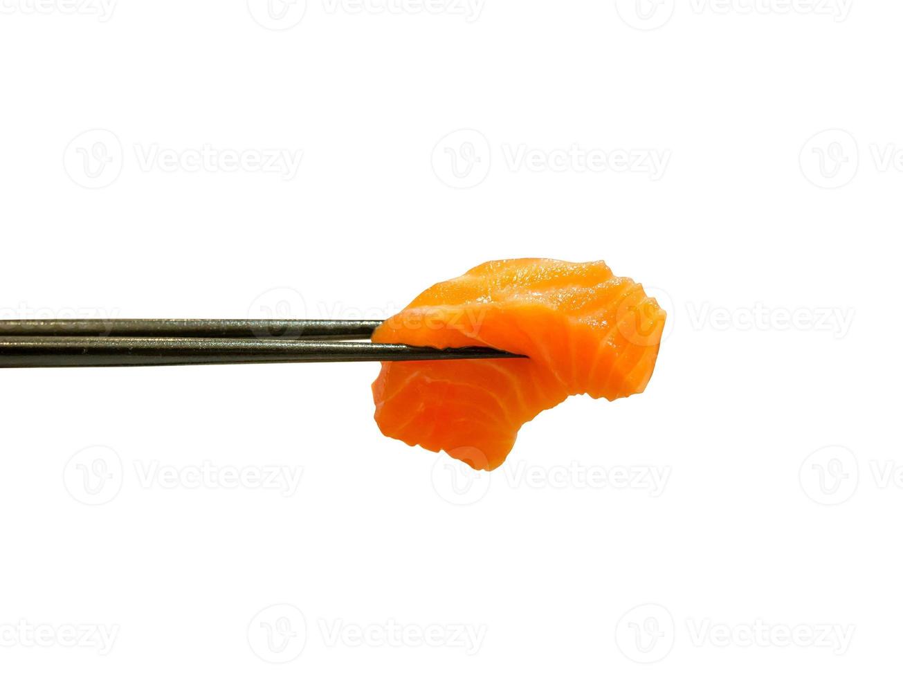 rode zalm vis plak sashimi in eetstokjes foto