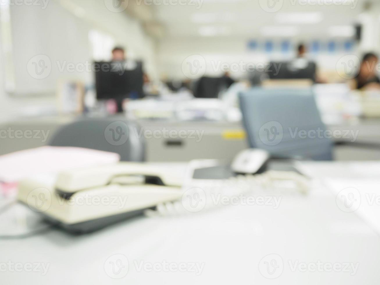 kantoor wazige achtergrond met mensen die aan het bureau werken foto