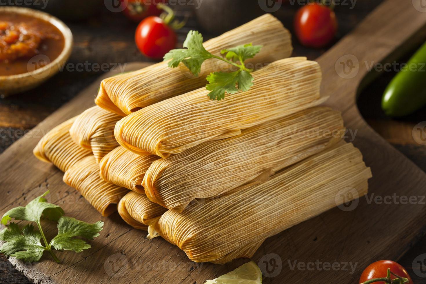 zelfgemaakte tamales van maïs en kip foto