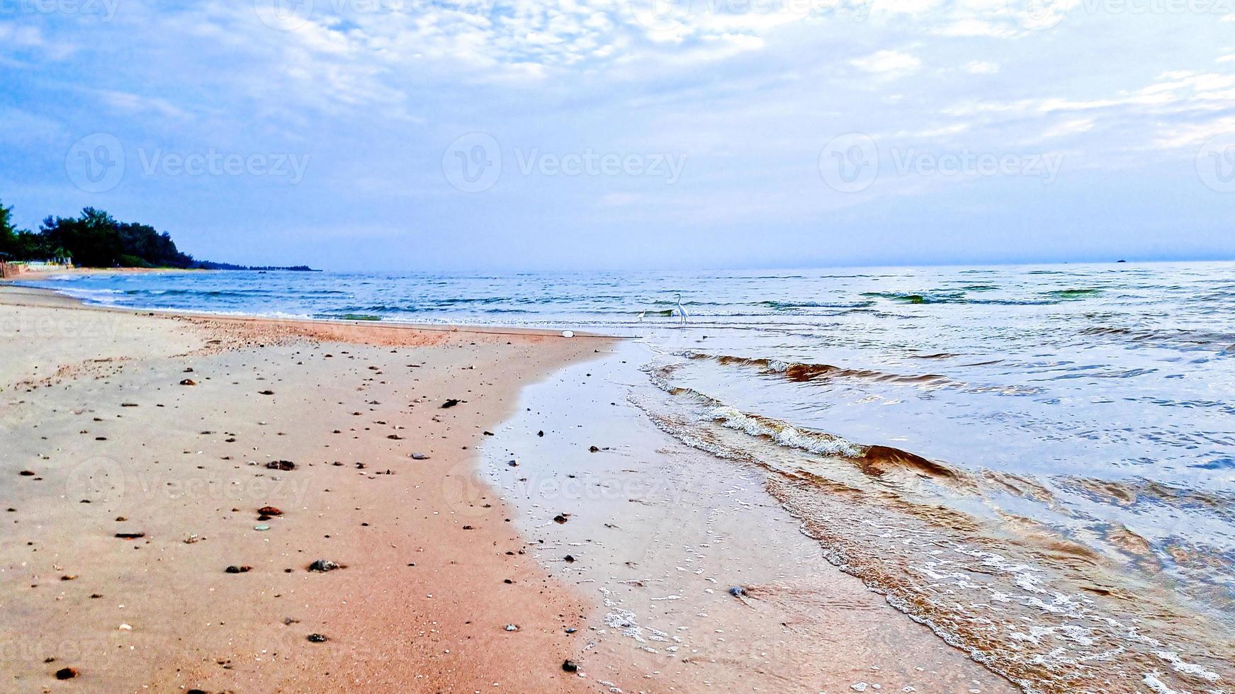 prachtige natuurlijke gouden zandstrand zonsopgang verse zeebries zomervakantie. blauwe lucht en witte wolken. foto