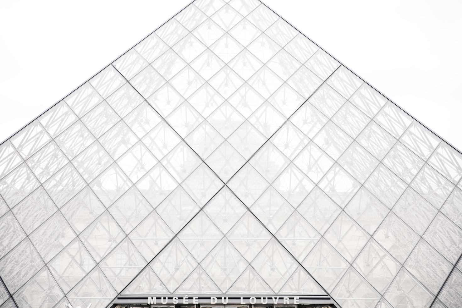 parijs, frankrijk, 2018 - kijk op de piramide van louvre in parijs, frankrijk. piramide werd voltooid in 1989 en werd een herkenningspunt van parijs foto