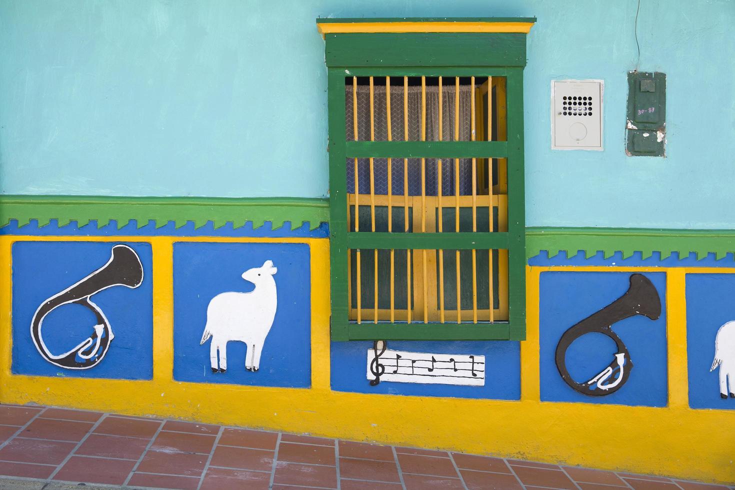 guatape, colombia, 2019 - detail van de kleurrijke gevel op het gebouw in guatape, colombia. elk gebouw in stadsguatape heeft tegels in felle kleuren langs het onderste deel van de gevel. foto