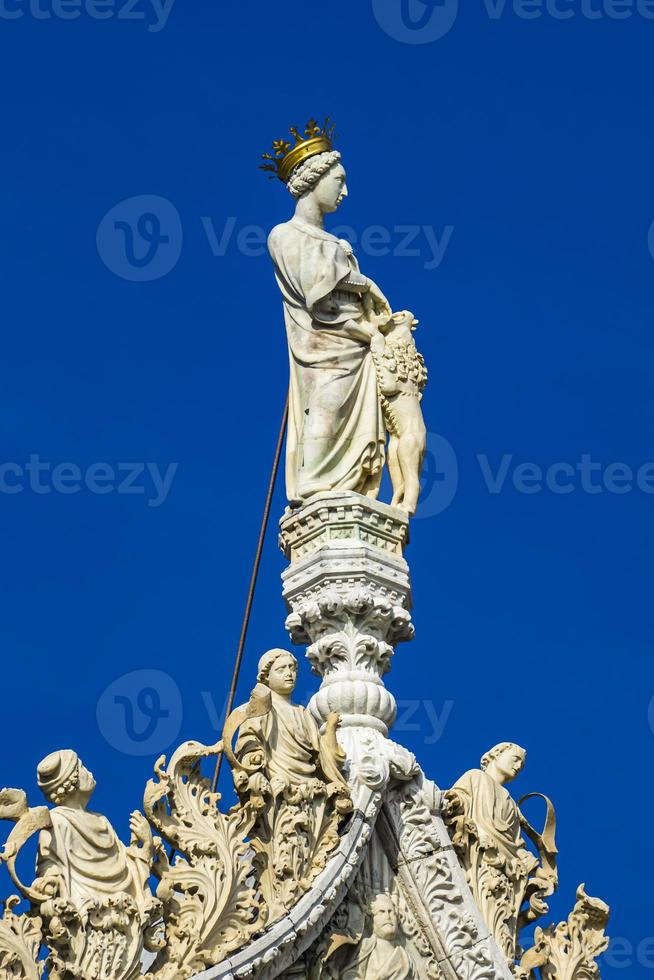 marmeren beelden bovenop de basiliek en de kathedraal van san marco in venetië, italië foto