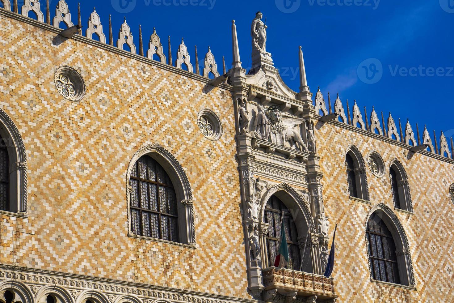 sierlijke gevel aan de zuidkant van het Dogenpaleis op het San Marcoplein in Venetië, Italië foto