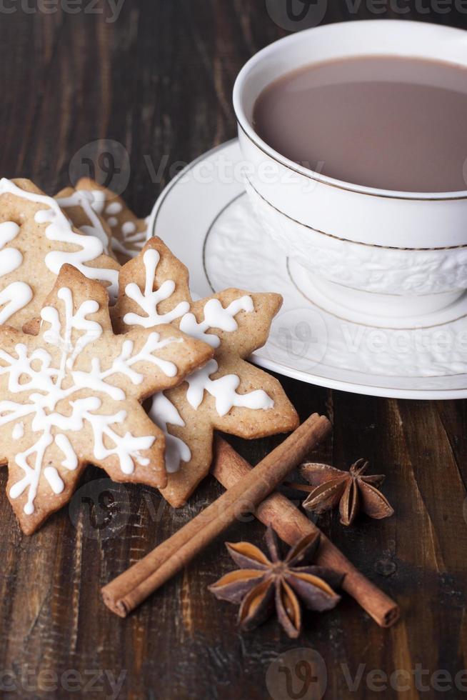 peperkoek kerstkoekjes en cacao in een witte kop. foto