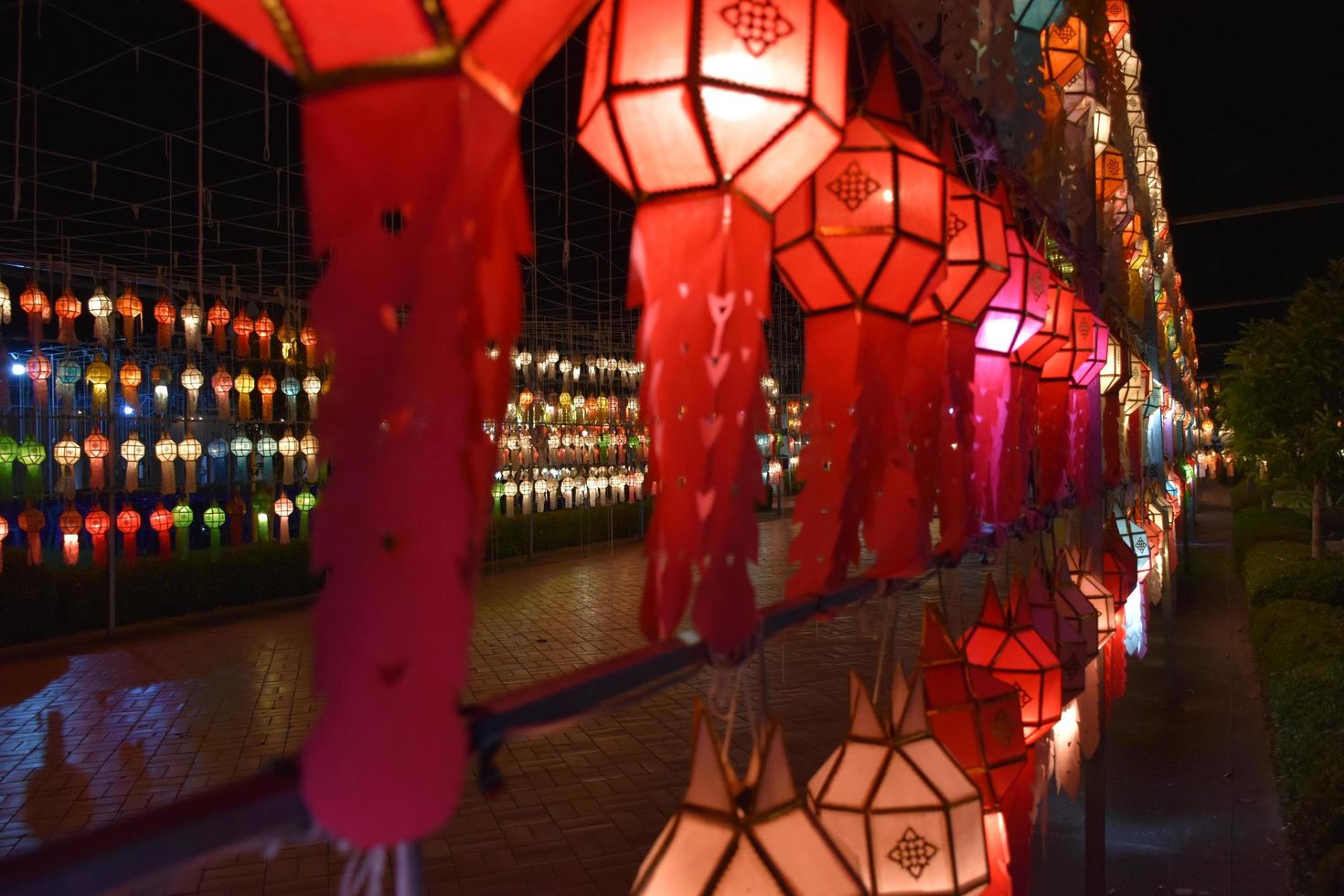 prachtig gevormde en kleurrijke papieren lantaarns worden opgehangen voor een pagode om Lord Buddha te aanbidden in een tempel in het noorden van Thailand. foto