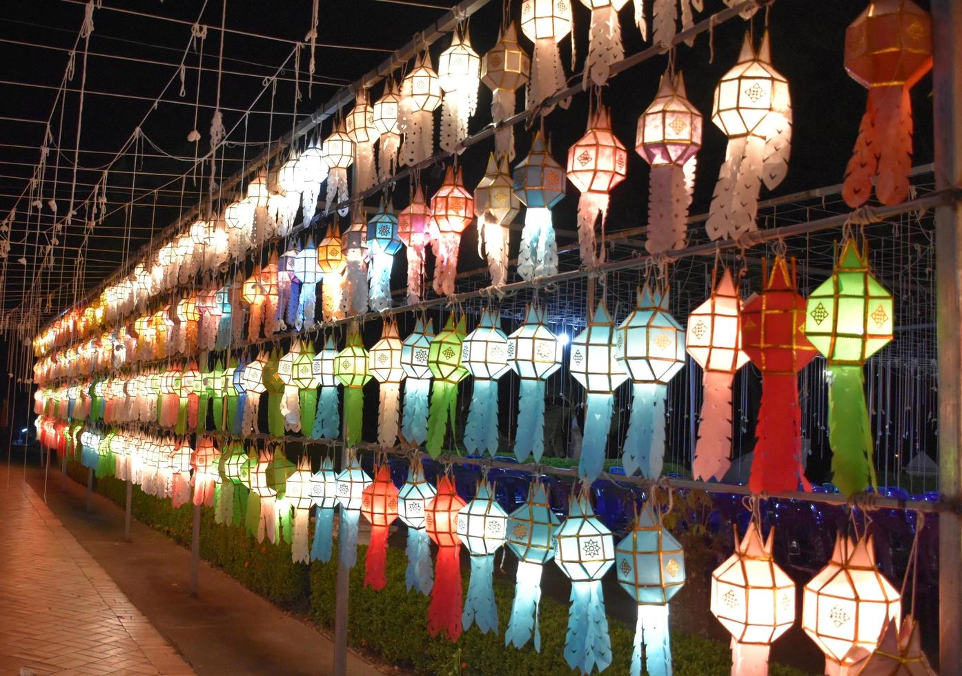 prachtig gevormde en kleurrijke papieren lantaarns worden opgehangen voor een pagode om Lord Buddha te aanbidden in een tempel in het noorden van Thailand. foto