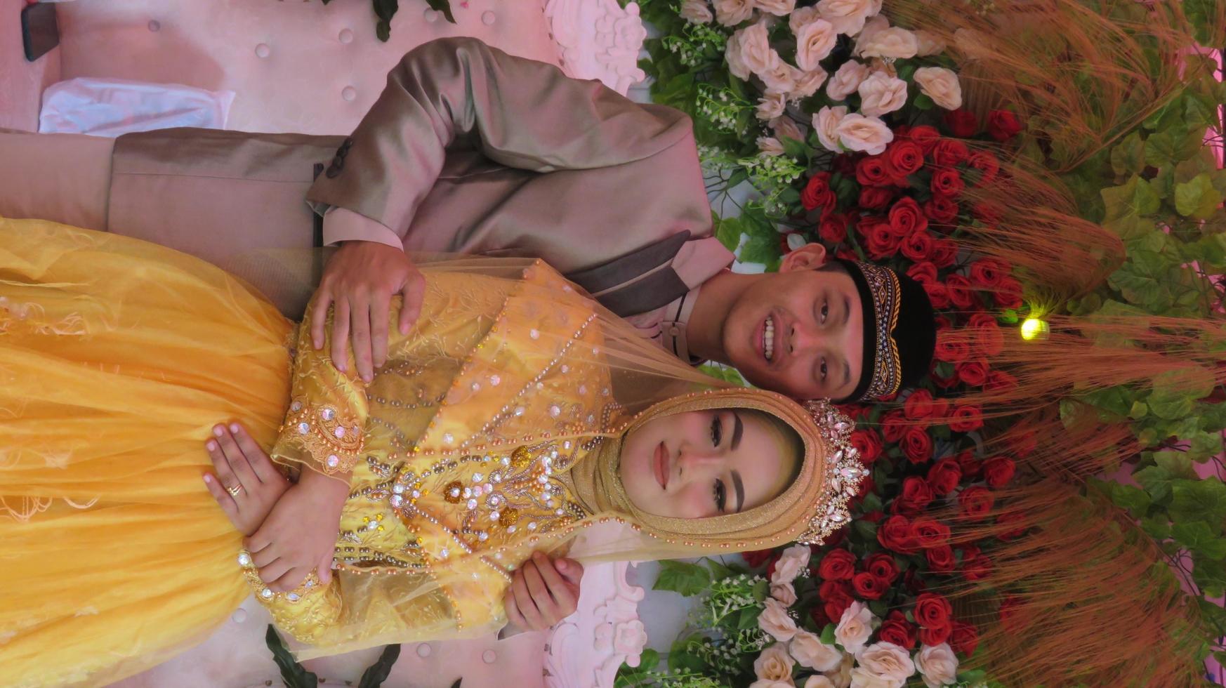 cianjur regentschap west java indonesië op 15 juni 2021 - een gelukkig stel. Indonesische moslim bruiloft. foto