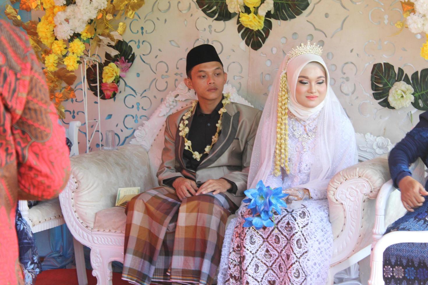 cianjur regentschap west java indonesië op 12 juni 2021 - een gelukkig stel. Indonesische moslim bruiloft. foto