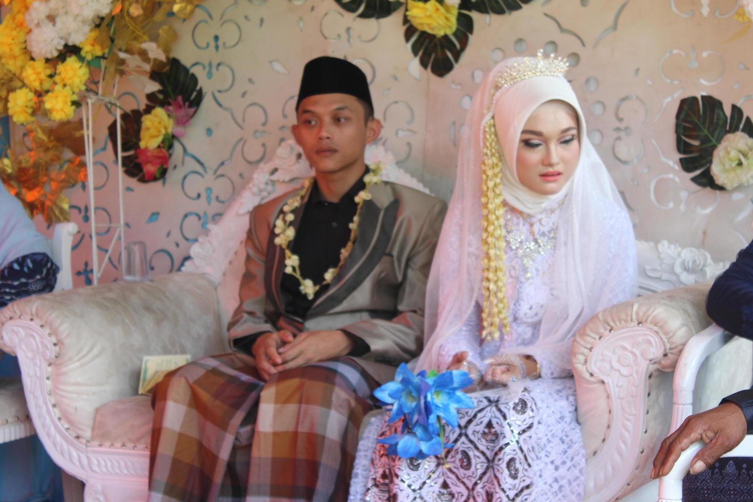 cianjur regentschap west java indonesië op 12 juni 2021 - een gelukkig stel. Indonesische moslim bruiloft. foto