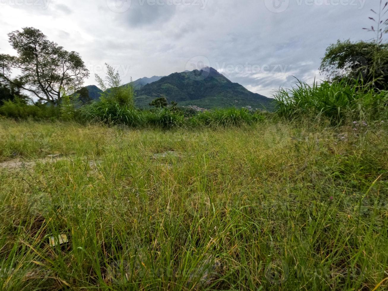 het uiterlijk van de berg merapi boyolali, centraal java gezien vanaf de noordkant met landbouwgrond als voorgrond foto