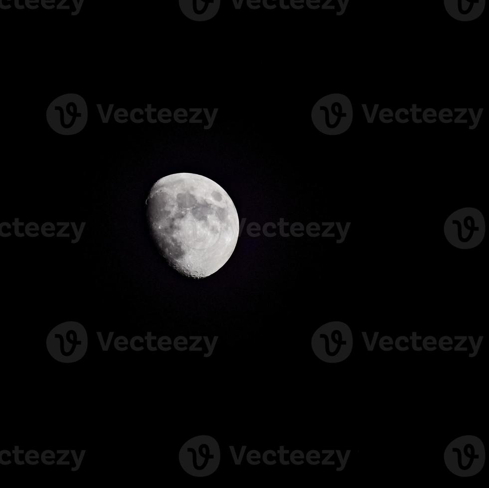 volle maan aan de donkere hemel tijdens de nacht, geweldige supermaan aan de hemel op korte termijn foto