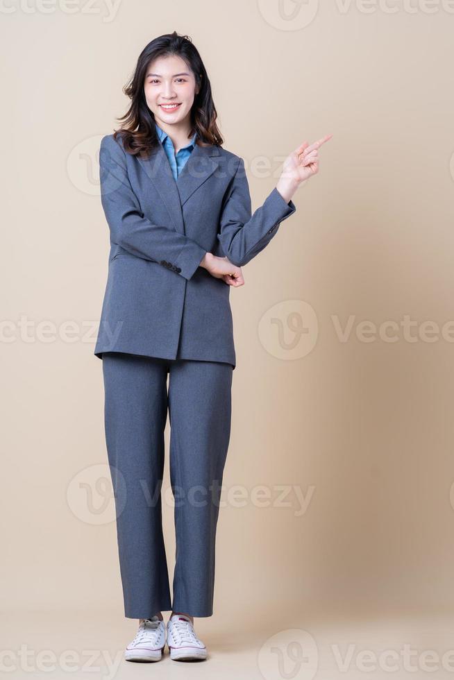 volledige lengte afbeelding van jonge Aziatische zakenvrouw op background foto
