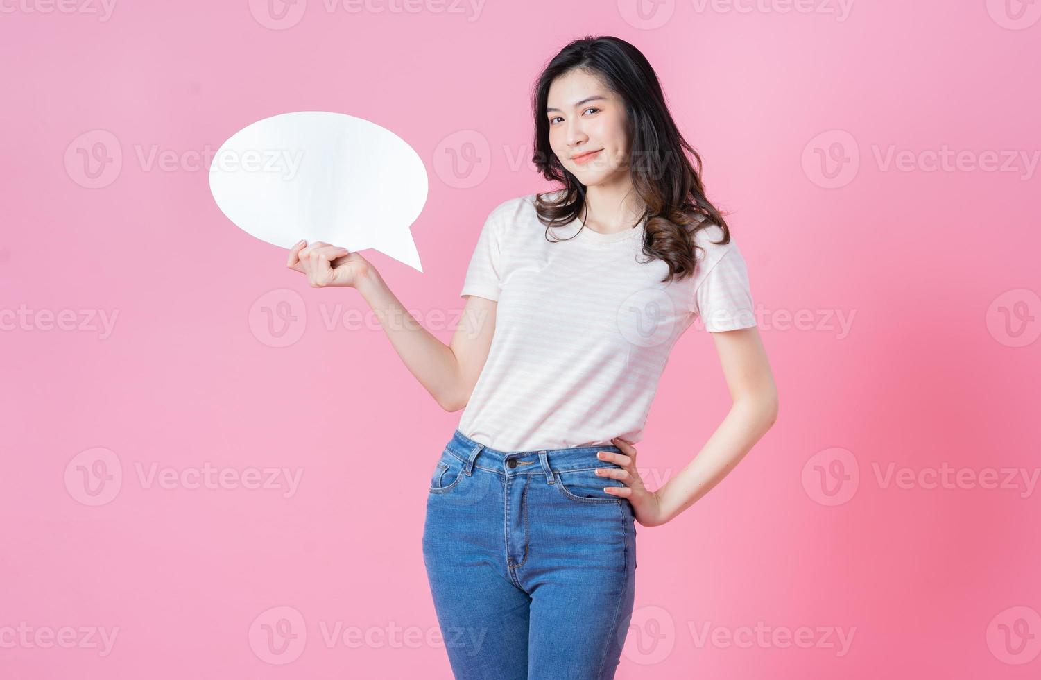 afbeelding van een jonge aziatische vrouw met een berichtbel op de linkachtergrond foto