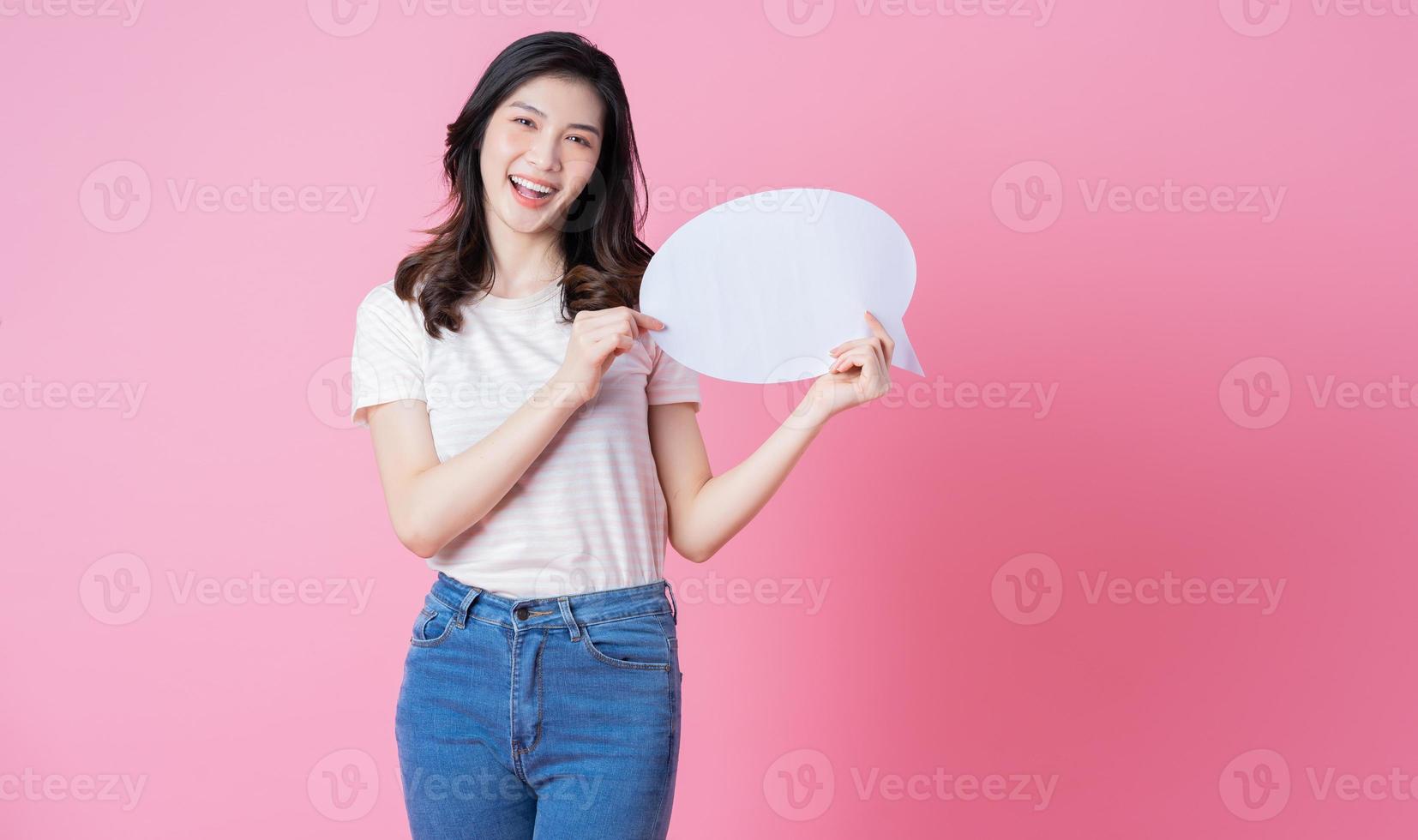 afbeelding van een jonge aziatische vrouw met een berichtbel op de linkachtergrond foto