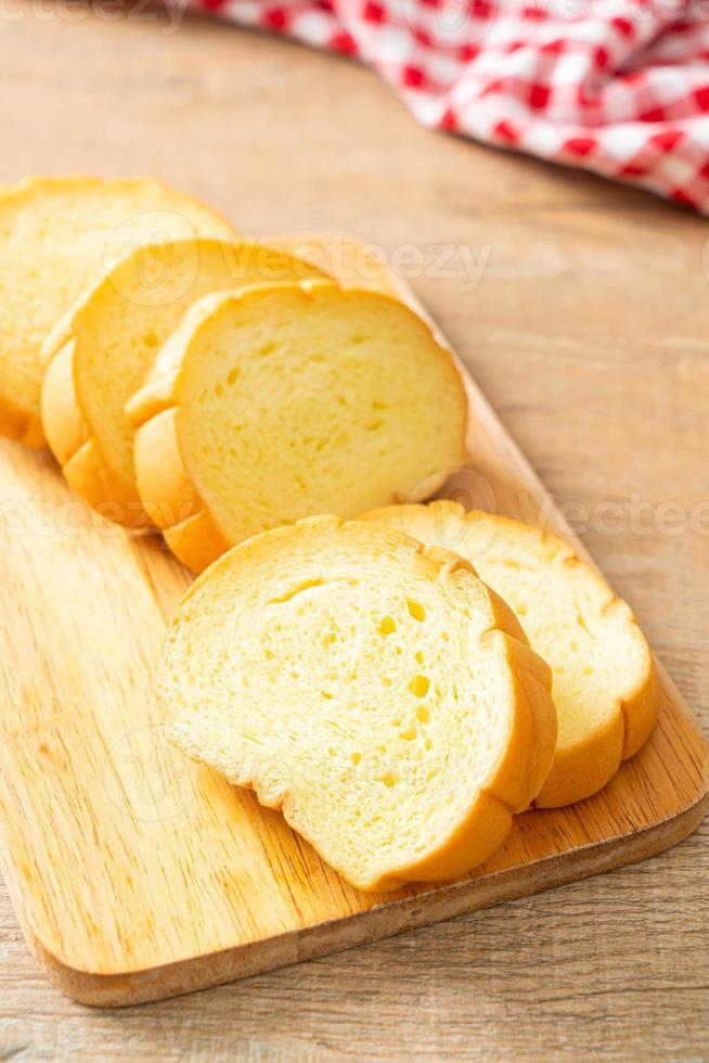 aardappelen brood gesneden op een houten bord foto