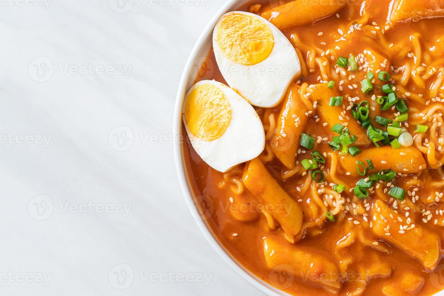 Koreaanse instant noedels en tteokbokki in Koreaanse pittige saus - rabokki foto