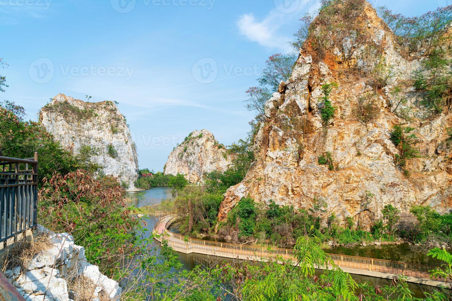 khao gnu stenen park in thailand foto
