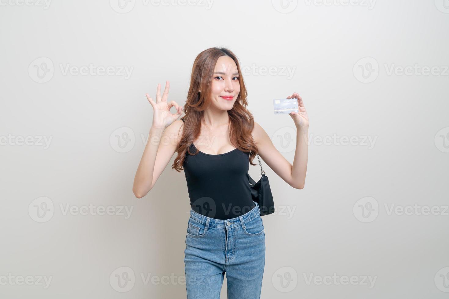 portret mooie aziatische vrouw met creditcard foto