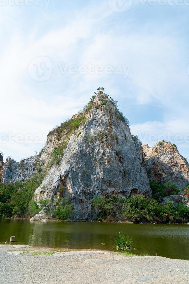 khao gnu stenen park in thailand foto