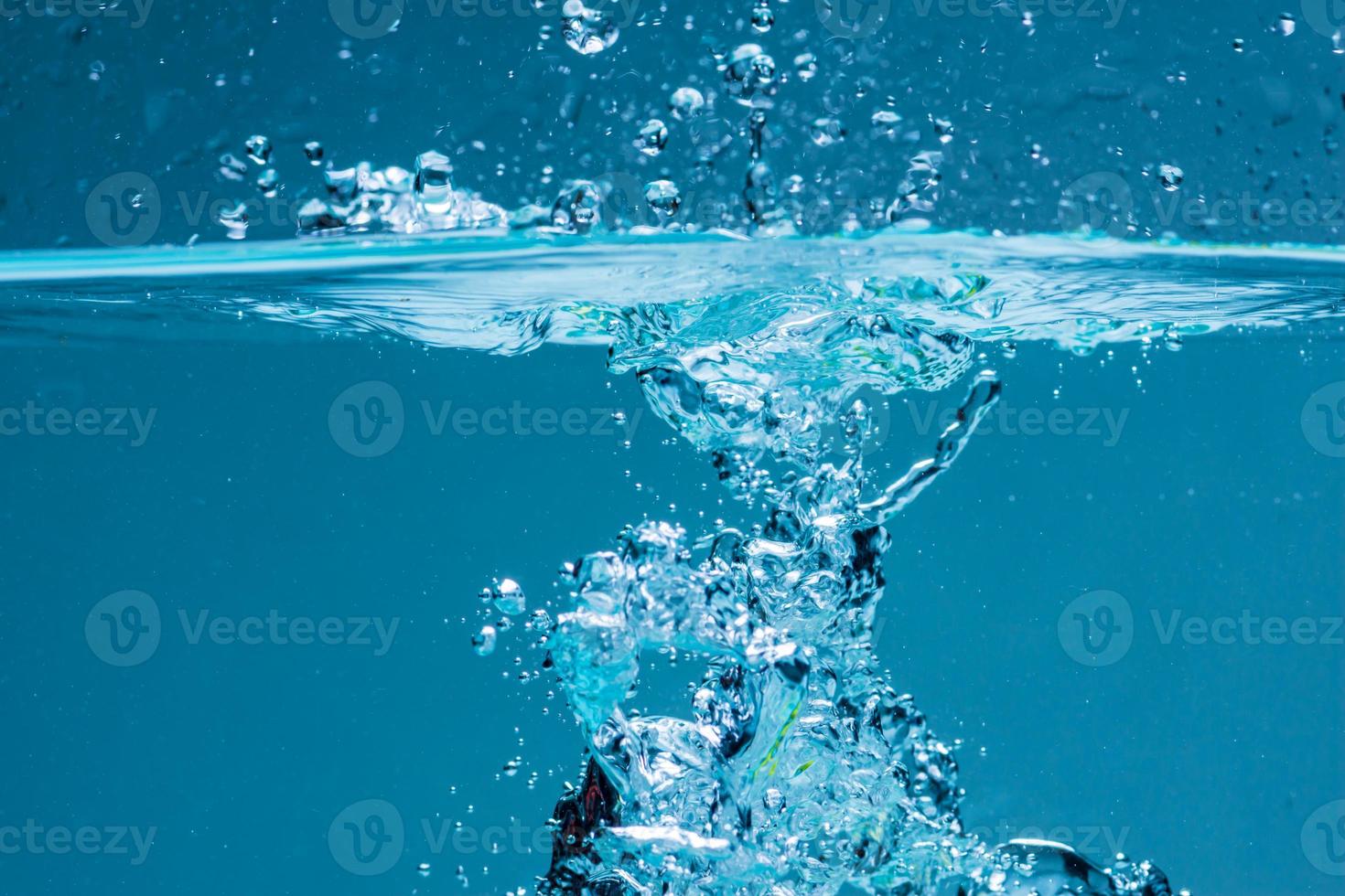 oppervlak van blauw water tegen een witte achtergrond foto