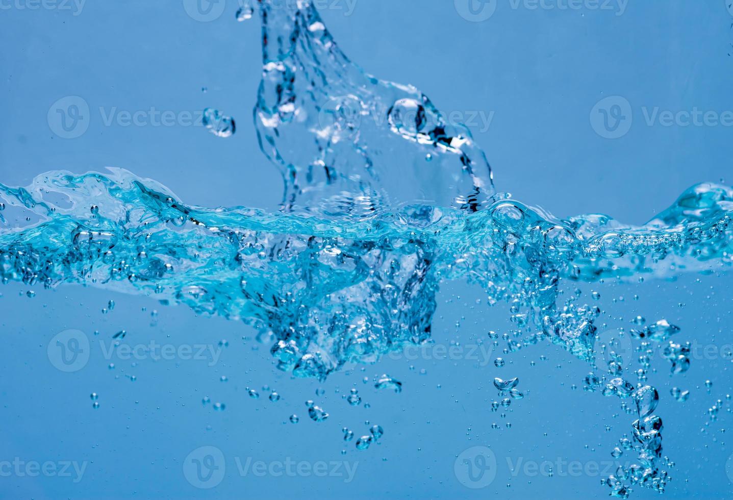 water en luchtbellen op witte achtergrond met ruimte voor tekst foto