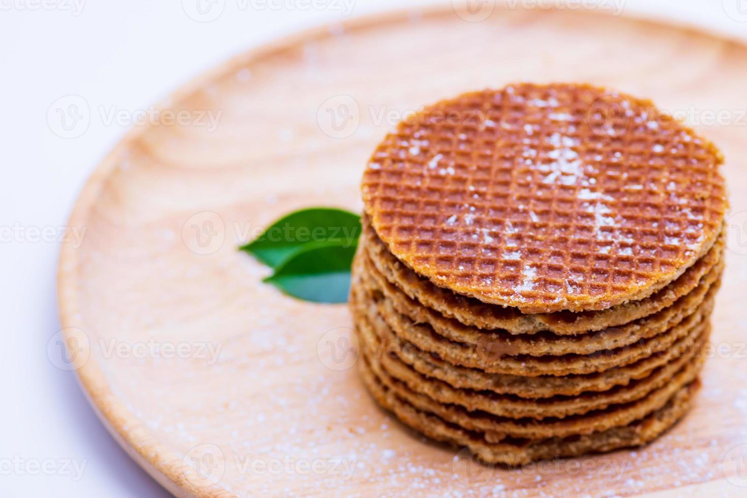 wafel bestrooid met poeder op houten dienblad klaar om te serveren foto