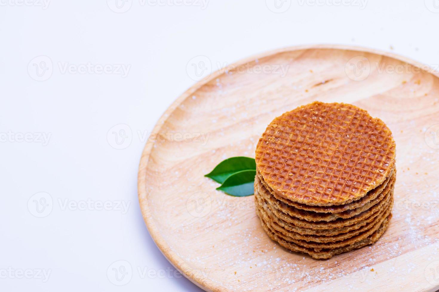 wafel bestrooid met poeder op houten dienblad klaar om te serveren foto