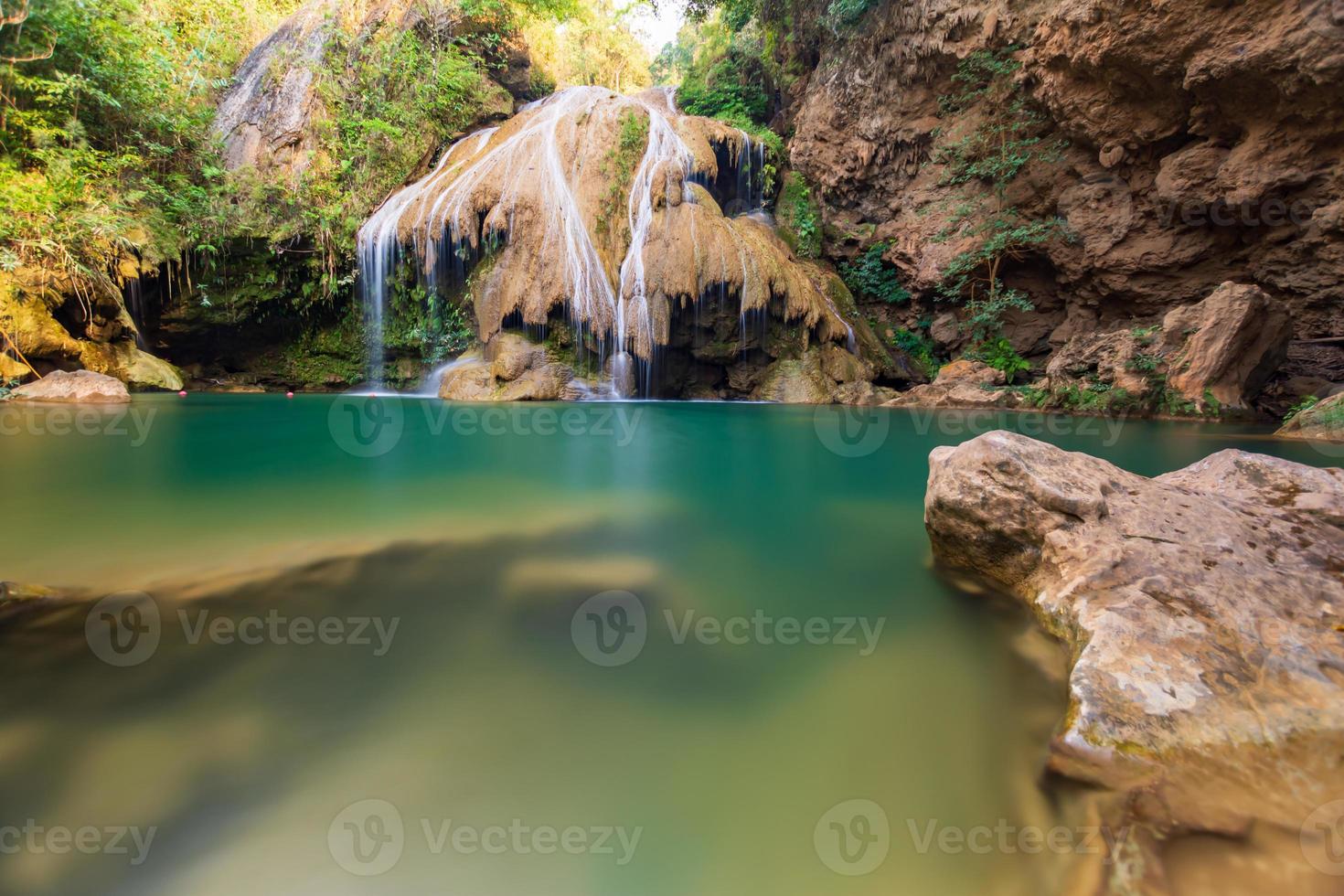 watervallen in het noordelijke nationale park van thailand, lamphun provincie, thailand foto