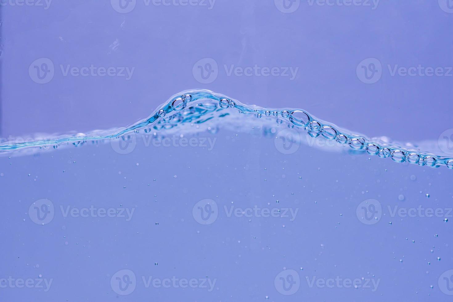 water en luchtbellen op witte achtergrond met ruimte voor tekst foto