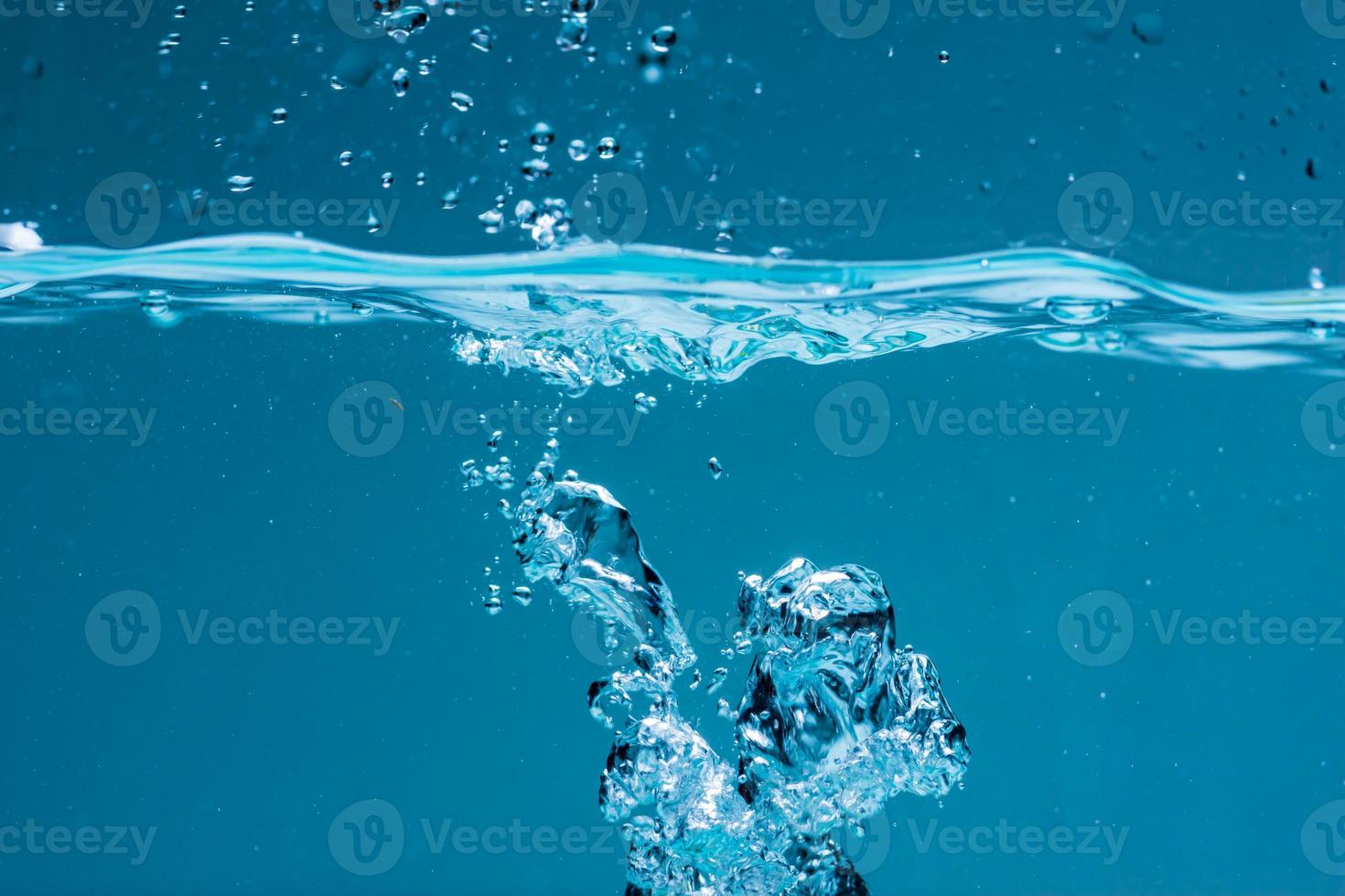 oppervlak van blauw water tegen een witte achtergrond foto