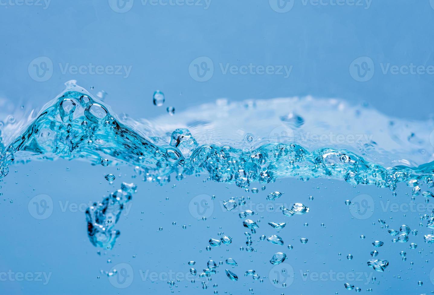 water en luchtbellen op witte achtergrond met ruimte voor tekst foto