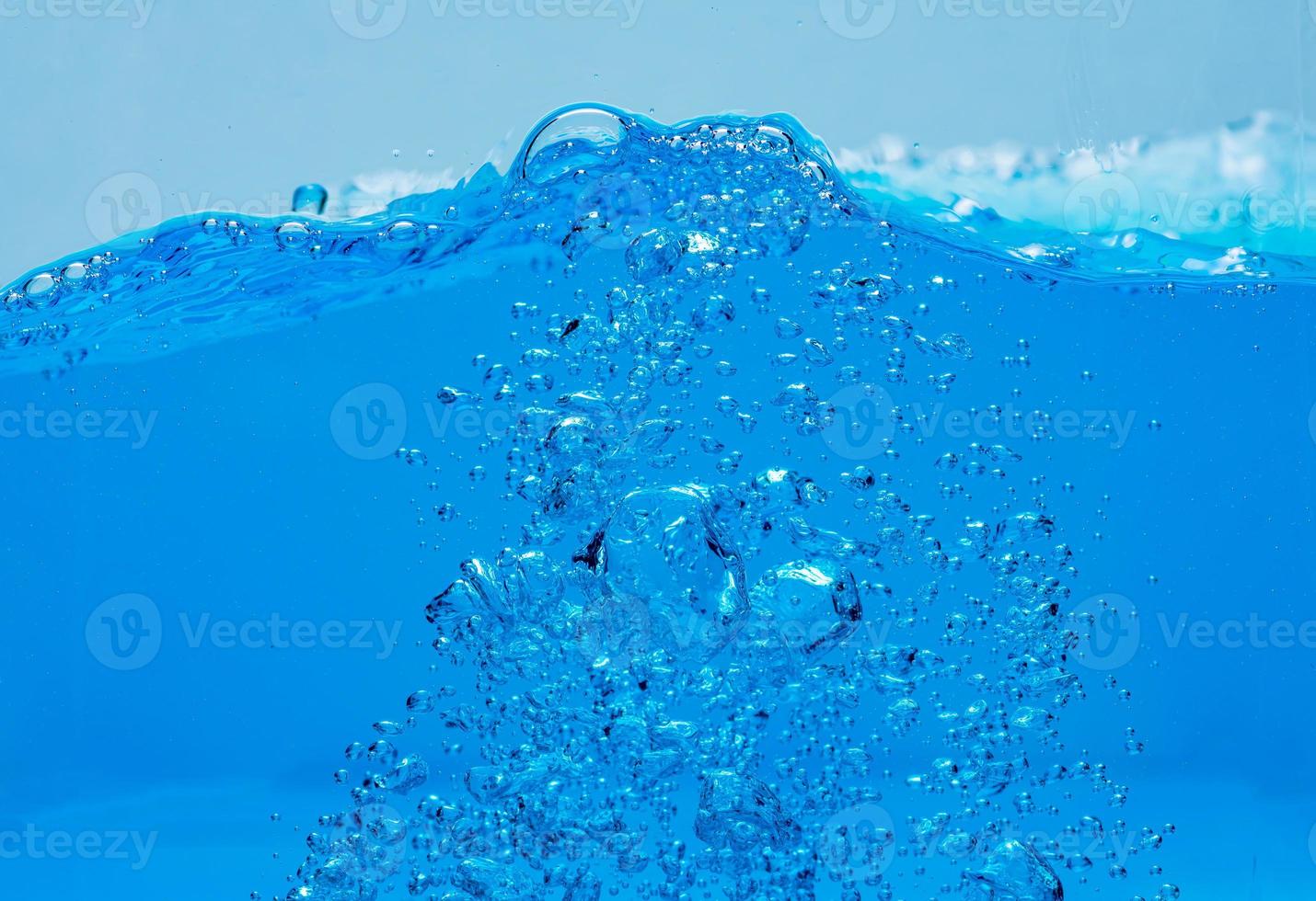 water en luchtbellen op witte achtergrond met ruimte voor tekst foto