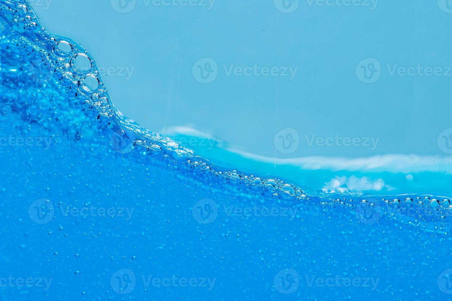 water en luchtbellen op witte achtergrond met ruimte voor tekst foto