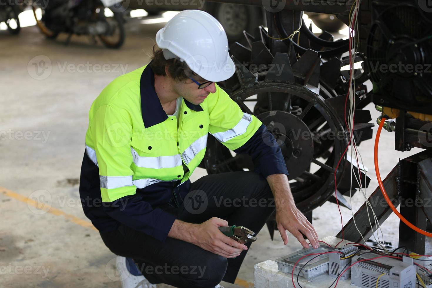 ingenieur controleert het bedieningspaneel en leert nieuwe automaten robotarm en bedieningsmachine in de fabriek. foto
