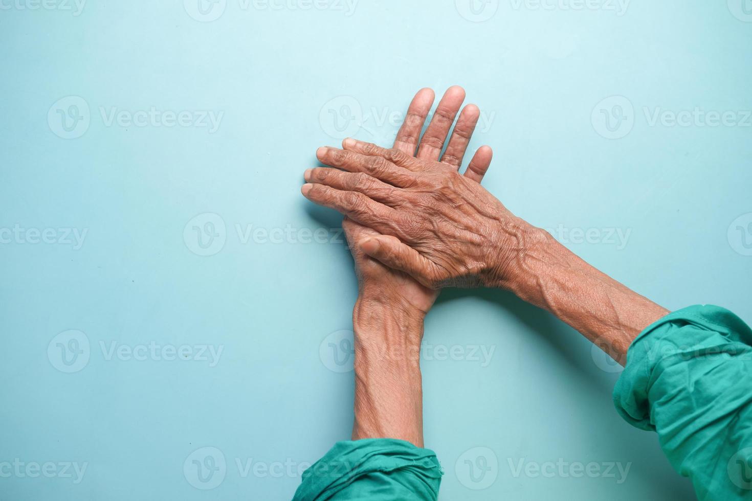 bovenaanzicht van handen van een oudere persoon foto