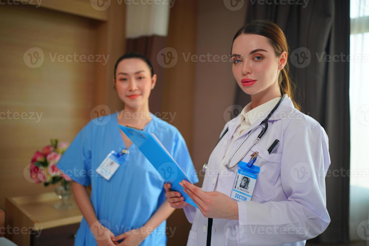 verpleegster en doktersteam klaar voor werkdag foto