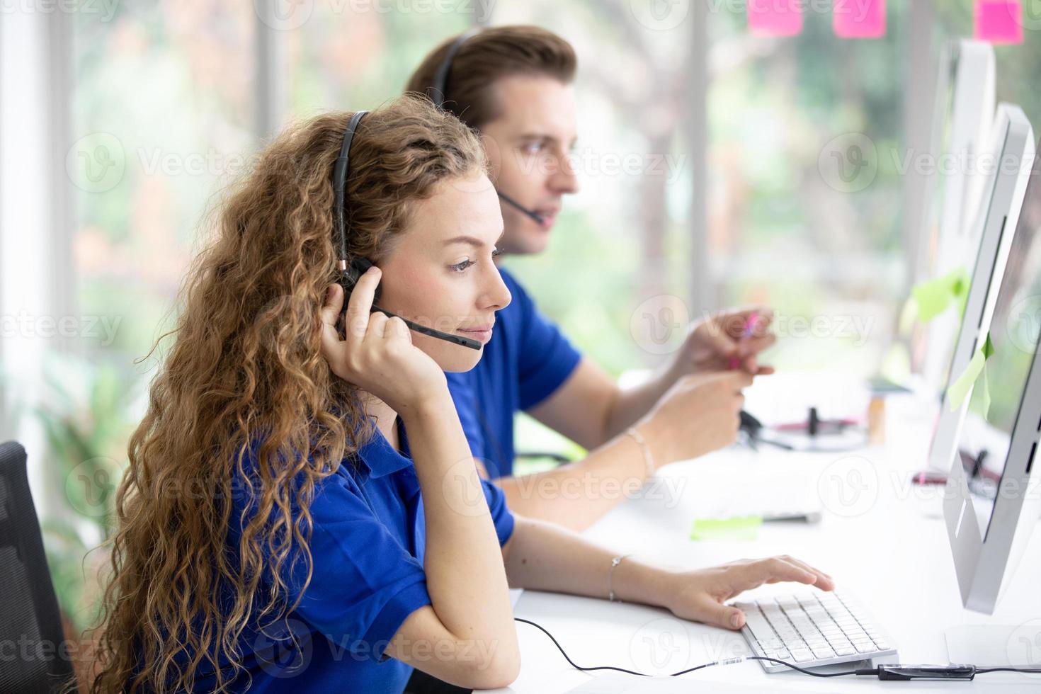 callcenter mensen aan het werk bellen voor helpdesk hotline of telesales agent, klantenondersteuning blij foto