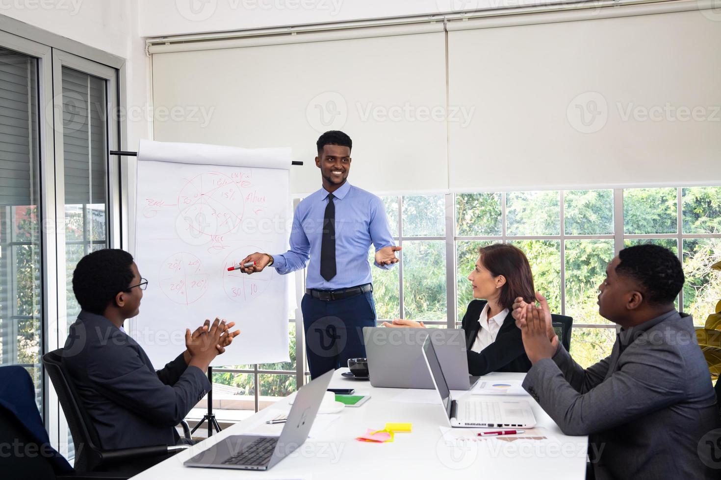 jonge start-up business team dat werkt in de vergaderruimte. foto