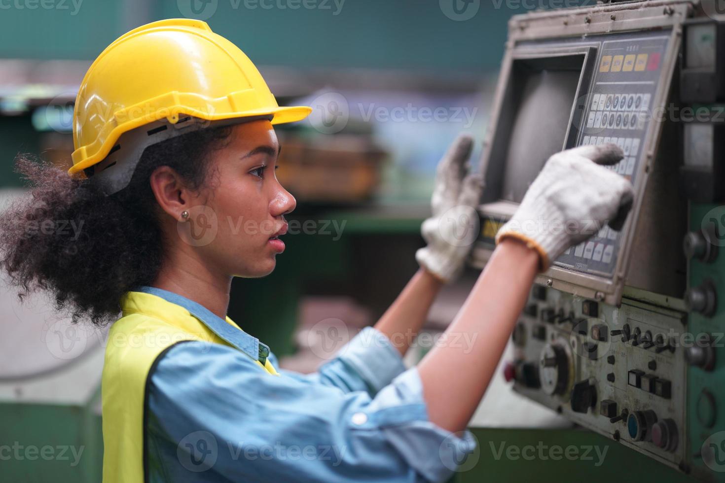 vrouwelijke onderhoudsingenieurs werken voor de geautomatiseerde reparatie van cnc-machines aan een onderhoudschecklist aan de productielijn. foto