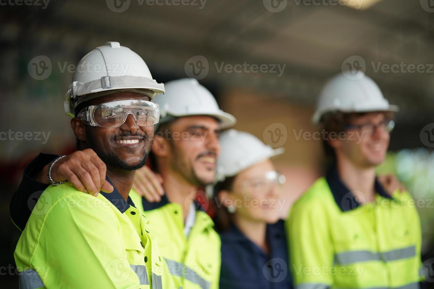 professionele mannen ingenieur werknemer vaardigheden kwaliteit, onderhoud, opleiding industrie fabrieksarbeider, magazijn werkplaats voor fabrieksoperators, machinebouw team productie. foto