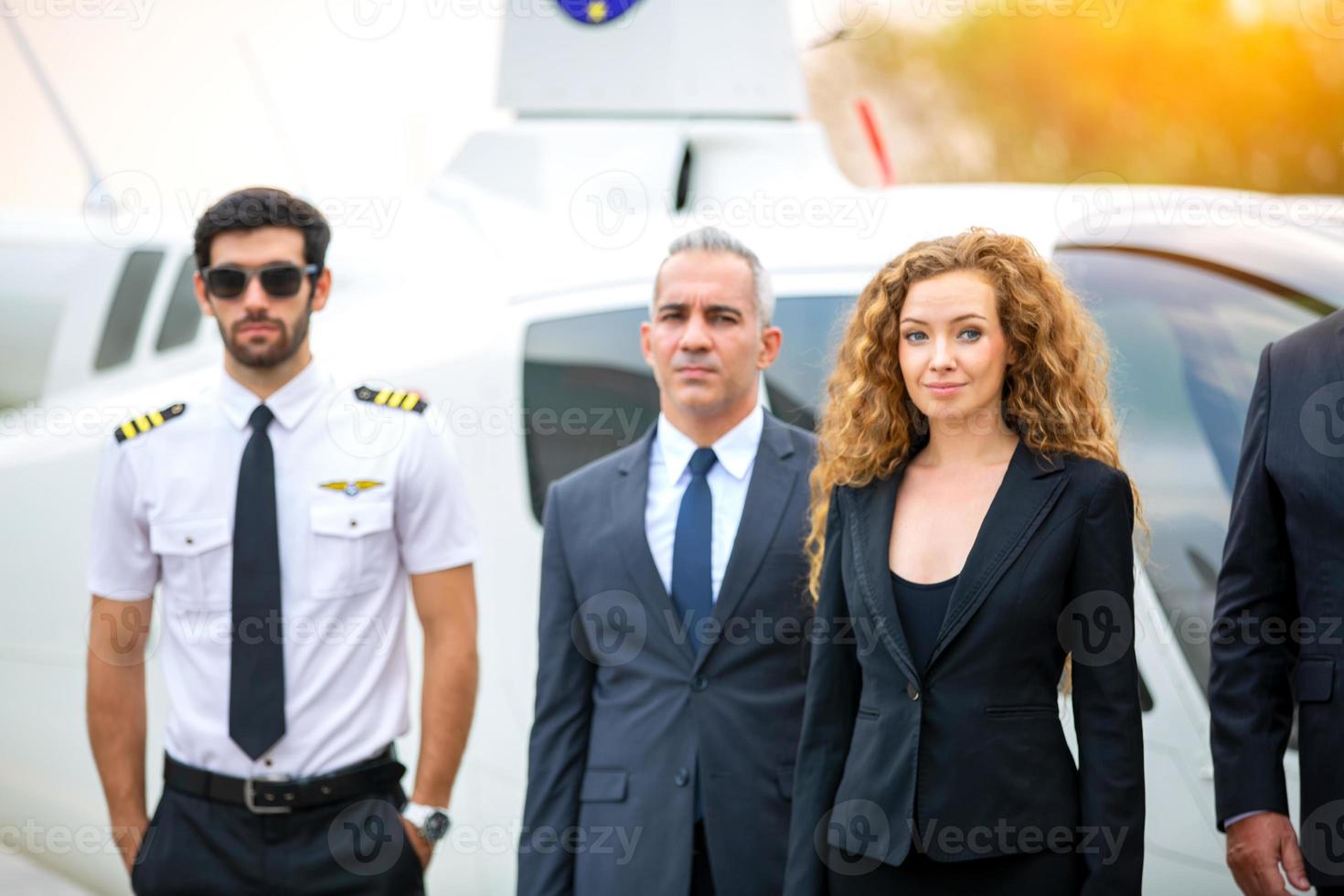 succesvolle zakenmensen die samen staan, verbreden zich en tonen een sterke relatie van de arbeidersgemeenschap. een team van zakenman en zakenvrouw die een sterk groepswerk uitdrukken op het moderne kantoor. foto