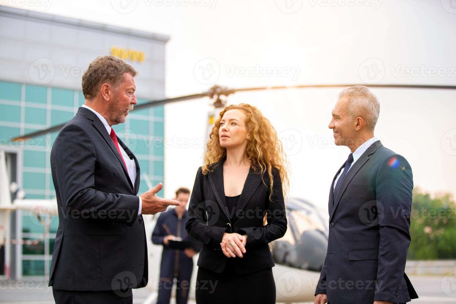 succesvolle zakenmensen die samen staan, verbreden zich en tonen een sterke relatie van de arbeidersgemeenschap. een team van zakenman en zakenvrouw die een sterk groepswerk uitdrukken op het moderne kantoor. foto