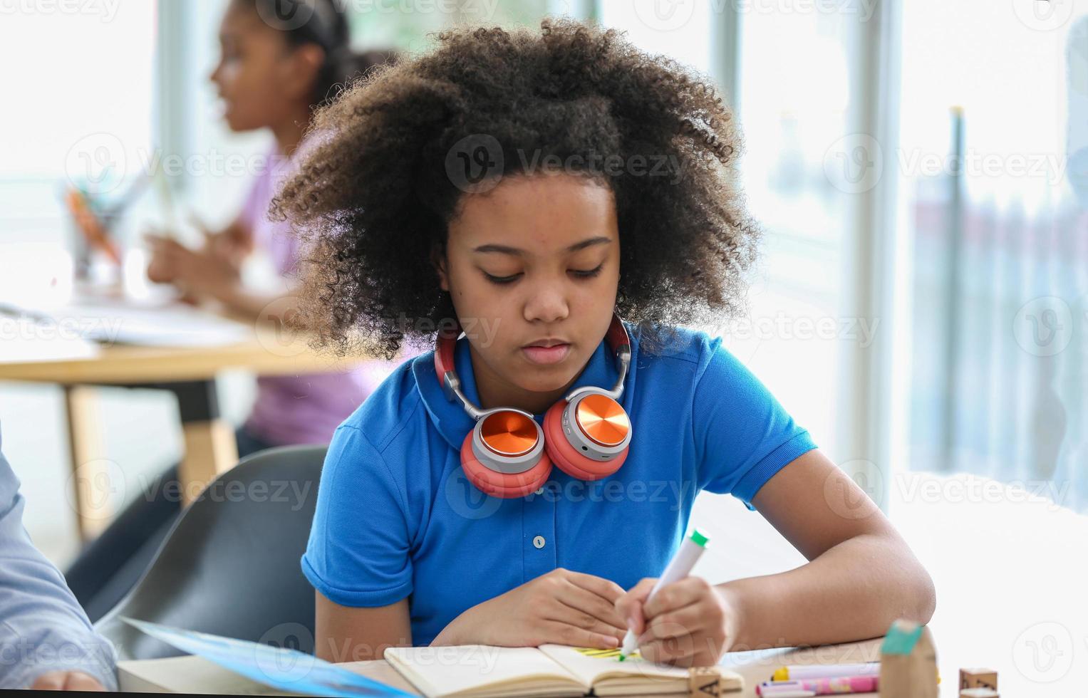 Afro-Amerikaanse kinderen studeren met vrienden in de klas. foto