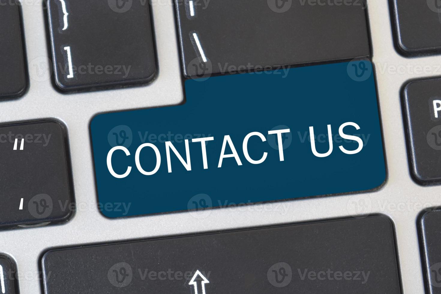 neem contact met ons op 'knop op het toetsenbord. concept van internet online contact via website. foto