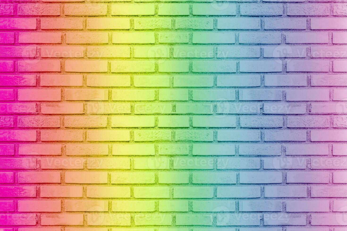 gekleurde regenboog van grunge muur achtergrond. idee van kleurrijk geschilderde oude vintage grungy bakstenen muur textuur. foto